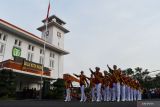 Sejumlah polisi cilik menampilkan kekompakan gerakan Peraturan Baris Berbaris (PBB) Kreasi pada acara Parade Senja di Balai Kota Madiun, Jawa Timur, Sabtu (24/9/2022). Parade senja tersebut menampilkan drum band prajurit TNI dan lomba PBB Kreasi yang diikuti Polisi Cilik Polres Madiun Kota. Antara Jatim/Siswowidodo/mas.