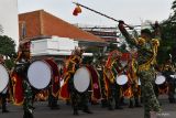 Drum band prajurit Batalyon Infanteri Para Raider 501/Bajra Yudha tampil pada acara Parade Senja di Balai Kota Madiun, Jawa Timur, Sabtu (24/9/2022). Parade senja tersebut menampilkan drum band prajurit TNI dan lomba PBB Kreasi yang diikuti Polisi Cilik Polres Madiun Kota. Antara Jatim/Siswowidodo/mas.