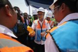 Menteri Perdagangan Zulkifli Hasan (tengah) melihat kemasan minyak goreng Minyakita saat peluncuran distribusi minyak goreng Minyakita menggunakan fasilitas tol laut di Terminal Jamrud Selatan, Pelabuhan Tanjung Perak, Surabaya, Jawa Timur, Sabtu (24/9/2022). Dalam kegiatan tersebut Menteri Perdagangan melepas pendistribusian sebanyak 640.000 liter minyak goreng atau sebanyak 36 kontainer ke Maluku Utara sebagai upaya pemerintah meningkatkan pasokan minyak goreng dengan kualitas yang baik dan harga terjangkau. Antara Jatim/Moch Asim.