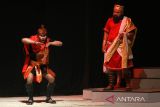 Dua seniman Studio Teater 50 mementaskan lakon Antigone karya Spohokles di Gedung Kesenian Indramayu, Jawa Barat, Minggu (25/9/2022). Pementasan Antigone menceritakan tentang konflik kepentingan agama, kekuasaan, dan cinta pada era Yunani Kuno. ANTARA FOTO/Dedhez Anggara/agr