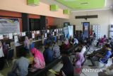 Warga antre melakukan pengurusan kartu tanda penduduk elektronik (e-KTP) di kantor Dispendukcapil Kabupaten Jombang, Jawa Timur, Senin (26/9/2022). Banyak pemohon yang mengurus e-KTP kecele karena blangko habis, sebagai gantinya Dispendukcapil setempat memberikan surat keterangan pengganti e-KTP sementara. ANTARA Jatim/Syaiful Arif/zk