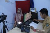 Warga antre melakukan perekaman kartu tanda penduduk elektronik (e-KTP) di kantor Dispendukcapil Kabupaten Jombang, Jawa Timur, Senin (26/9/2022). Banyak pemohon yang mengurus e-KTP kecele karena blangko habis, sebagai gantinya Dispendukcapil setempat memberikan surat keterangan pengganti e-KTP sementara. ANTARA Jatim/Syaiful Arif/zk