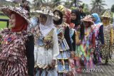 Peserta berpakaian daur ulang sampah mengikuti peragaan busana pada Festival Bank Sampah Ciamis, di Jambansari, Kabupaten Ciamis, Jawa Barat, Senin (26/9/2022). Kegiatan yang diselenggarakan oleh Asosiasi Bank Sampah Indonesia (Asobsi) Kabupaten Ciamis bertujuan untuk mengkampanyekan serta mengajak masyarakat agar peduli terhadap pengelolaan sampah. ANTARA FOTO/Adeng Bustomi/agr
