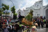 Aksi massa yang tergabung dalam Akumulasi Kemarahan Buruh badan Rakyat (AKBAR) Sumut bersama dengan kelompok petani melakukan unjuk rasa di depan Kantor DPRD Sumut, pada Senin (26/9/2022). Aksi bertajuk 