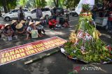 Aksi massa yang tergabung dalam Akumulasi Kemarahan Buruh badan Rakyat (AKBAR) Sumut bersama dengan kelompok petani melakukan unjuk rasa di depan Kantor DPRD Sumut, pada Senin (26/9/2022). Aksi bertajuk 