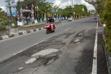 Jalan raya di Kota Praya berlubang ancam keselamatan pengendara