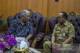 Bupati Kabupaten Tabalong Anang Syakhfiani (kanan) berbincang dengan Kepala LKBN ANTARA Biro Kalimantan Selatan Nurul Aulia Badar (kiri) saat silaturahmi di Kabupaten Tabalong, Kalimantan Selatan, Senin (26/9/2022). Kunjungan tersebut dalam rangka silaturahmi sekaligus upaya meningkatkan kerja sama di bidang pemberitaan. Foto Antaranews Kalsel/Bayu Pratama S.