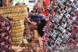 Pengunjung melihat produk kerajinan berbahan limbah pada Festival Bank Sampah di Jambansari, Kabupaten Ciamis, Jawa Barat, Senin (26/9/2022). Sebanyak 17 UMKM binaan Bank Sampah Ciamis memamerkan produk kerajinan berbahan limbah untuk mengedukasi masyarakat tentang sampah yang dapat diolah kembali sehingga memiliki nilai ekonomi. ANTARA FOTO/Adeng Bustomi/agr