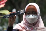 Mahasiswa menunjukkan cara kerja purwarupa pena rekam medis hasil inovasinya di Universitas Muhammadiyah Malang, Jawa Timur, Senin (26/9/2022). Purwarupa pena yang diberi nama Smartpen Medical Record (SMR) tersebut  menggunakan teknologi sensor sidik jari dan dilengkapi dengan pengukur saturasi oksigen yang otomatis terhubung ke laman rekam medis pasien sehingga diharapkan mempermudah tenaga medis dalam penanganan kesehatan. ANTARA Jatim/Ari Bowo Sucipto/zk