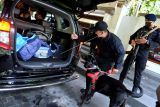 Polisi Unit K9 memeriksa mobil yang akan memasuki kawasan The Nusa Dua dengan anjing pelacak di Badung, Bali, Senin (26/9/2022). Pengamanan kawasan The Nusa Dua dan sejumlah titik lain di wilayah Bali terus diperketat untuk menjamin keamanan dan kelancaran pelaksanaan agenda pertemuan dalam rangkaian Presidensi G20 Indonesia. ANTARA FOTO/Fikri Yusuf/nym.