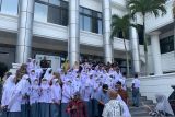 Ratusan orang tua pelajar SMA 1 Padang adukan fasilitas sekolah minim ke DPRD Sumbar