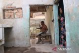 Mujib, penderita gangguan jiwa dirantai kakinya di rumahnya Dusun Candi, Desa Sidomulyo, Kecamatan Megaluh, Kabupaten Jombang, Jawa Timur, Selasa (27/9/2022). Kakek berusia 62 tahun ini terpaksa dirantai karena mengalami gangguan jiwa sering merusak rumahnya sendiri dan kerap hilang, sementara pihak keluarga tidak mempunyai biaya untuk biaya berobat. ANTARA Jatim/Syaiful Arif/zk