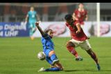 Pesepak bola Tim Nasional Indonesia Dimas Drajad (kanan) berebut bola dengan pesepak bola Tim Nasional Curacao Shermaine Martina (kiri) dalam pertandingan FIFA Match Day di Stadion Pakansari, Cibinong, Kabupaten Bogor, Jawa Barat, Selasa (27/9/2022). Pada laga kedua tersebut Indonesia raih kemenangan dengan skor 2-1. ANTARA FOTO/Aditya Pradana Putra/nym.