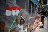 Muralis menggambar wajah Pahlawan Revolusi yang gugur pada peristiwa Gerakan 30 September (G30S) di Cimindi, Cimahi, Jawa Barat, Selasa (27/9/2022). Mural yang digambar oleh muralis dari komunitas Seniman Kreatif Cimindi tersebut bertujuan untuk mengedukasi masyarakat khususnya anak-anak untuk mengenal Pahlawan Revolusi yang gugur pada peristiwa G30S. ANTARA FOTO/Raisan Al Farisi/agr