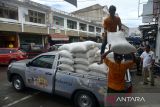 Pekerja memindahkan karung berisi beras Bulog saat pendistribusian di pusat perbelanjaan Pasar Aceh,  Banda Aceh, Selasa (27/9/2022). Kantor Wilayah Perum Bulog Aceh menyatakan dalam melaksanakan program Ketersediaan Pasokan dan Stabilitas Harga (KPSH) atau Operasi Pasar di seluruh wilayah Aceh, telah memasok sebanyak 18.000 ton beras medium  hingga akhir September 2022 atau melebihi dari target tahun 2022 sebanyak 12.000 ton. ANTARA FOTO/Ampelsa.