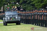 Panglima Kodam Iskandar Muda, Mayjen TNI  Mohamad Hasan (kanan) menaiki kendaraan melakukan pemeriksaan pasukan saat upacara Penutupan Pendidikan Pertama Tamtama TNI AD Gelombang Pertama Tahun 2022 di Banda Aceh, Aceh, Selasa (27/9/2022). Sebanyak 154 Tamtama dinyatakan lulus  dan dilantik  dengan pangkat Prajurit Dua (Prada) setelah tahap pertama menjalani pendidikan dasar selama lima bulan dan tahap kedua pendidikan kejuruan selama tiga bulan. ANTARA FOTO/Ampelsa.