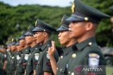 Sejumlah  prajurit TNI AD mengikuti pembacaan sumpah prajurit saat mengikuti upacara Penutupan Pendidikan Pertama Tamtama TNI AD Gelombang Pertama Tahun 2022 di Banda Aceh, Aceh, Selasa (27/9/2022). Sebanyak 154 Tamtama dinyatakan lulus  dan dilantik  dengan pangkat Prajurit Dua (Prada) setelah tahap pertama menjalani pendidikan dasar selama lima bulan dan tahap kedua pendidikan kejuruan selama tiga bulan. ANTARA FOTO/Ampelsa.