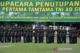 Sejumlah  prajurit TNI AD mengikuti upacara Penutupan Pendidikan Pertama Tamtama TNI AD Gelombang Pertama Tahun 2022 di Banda Aceh, Aceh, Selasa (27/9/2022). Sebanyak 154 Tamtama dinyatakan lulus  dan dilantik  dengan pangkat Prajurit Dua (Prada) setelah tahap pertama menjalani pendidikan dasar selama lima bulan dan tahap kedua pendidikan kejuruan selama tiga bulan. ANTARA FOTO/Ampelsa.