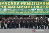 Sejumlah prajurit TNI AD memasuki lapangan untuk mengikuti upacara Penutupan Pendidikan Pertama Tamtama TNI AD Gelombang Pertama Tahun 2022 di Banda Aceh, Aceh, Selasa (27/9/2022). Sebanyak 154 Tamtama dinyatakan lulus  dan dilantik  dengan pangkat Prajurit Dua (Prada) setelah tahap pertama menjalani pendidikan dasar selama lima bulan dan tahap kedua pendidikan kejuruan selama tiga bulan. ANTARA FOTO/Ampelsa.