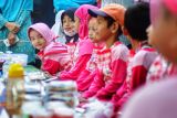 Murid Taman Kanak -Kanak (TK) Unggulan An-Nur Surabaya belajar praktek berjualan menu makanan tradisional di lapangan sekolah, Surabaya, Rabu (28/09/2022). Kegiatan tersebut bertujuan untuk menumbuhkan jiwa kewirausahaan sejak dini, mulai dari menghitung uang dan cara melayani pembeli dengan baik. ANTARA Jatim/Abdullah Rifai/zk