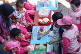 Murid Taman Kanak -Kanak (TK) Unggulan An-Nur Surabaya belajar praktek berjualan menu makanan tradisional di lapangan sekolah, Surabaya, Rabu (28/09/2022). Kegiatan tersebut bertujuan untuk menumbuhkan jiwa kewirausahaan sejak dini, mulai dari menghitung uang dan cara melayani pembeli dengan baik. ANTARA Jatim/Abdullah Rifai/zk