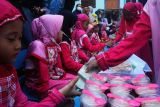 Murid Taman Kanak -Kanak (TK) Unggulan An-Nur Surabaya belajar praktek berjualan menu makanan tradisional di lapangan sekolah, Surabaya, Rabu (28/09/2022). Kegiatan tersebut bertujuan untuk menumbuhkan jiwa kewirausahaan sejak dini, mulai dari menghitung uang dan cara melayani pembeli dengan baik. ANTARA Jatim/Abdullah Rifai/ZK