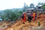 Basarnas secara manual dan mesin alkon cari korban longsor Kotabaru