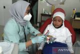 Dokter memberikan edukasi cara menyikat gigi pada seorang anak dalam peringatan Bulan Kesehatan Gigi Nasional 2022 di Rumah Sakit Universitas Brawijaya (RSUB), Malang, Jawa Timur, Rabu (28/9/2022). Kegiatan yang terdiri dari pencabutan gigi gratis, perawatan gigi berlubang serta edukasi kesehatan gigi  tersebut melibatkan 40 dokter gigi dari Fakultas Kedokteran Gigi (FKG) Universitas Brawijaya (UB) dan diikuti sekitar 550 peserta yang sebagian besar adalah anak-anak.  ANTARA Jatim/Ari Bowo Sucipto/zk 