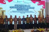 Bappenas memberikan penghargaan kepada pemerintah daerah berprestasi