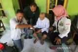 Petugas Dinas Kependudukan dan Pencatatan Sipil (Dispendukcapil) dibantu petugas Dinas Sosial melakukan perekaman Kartu Tanda Penduduk (KTP) Elektronik pada lansia di Kelurahan Pojok, Kota Kediri, Jawa Timur, Rabu (28/9/2022). Perekaman KTP Elektronik dengan cara jemput bola tersebut guna mempermudah lansia mendapatkan layanan administrasi kependudukan. ANTARA Jatim/Prasetia Fauzani/zk