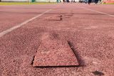 Lintasan lari di Stadion Pahoman Bandarlampung rusak