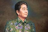 Hadiah lukisan Shinzo Abe dengan kemeja batik Jawa