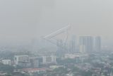 Suasana gedung bertingkat yang terlihat samar karena polusi udara di Jakarta, Rabu (28/9/2022). Berdasarkan data dari situs pemantauan udara AirVisual.com pada Rabu 28 September pukul 15.00 WIB, Jakarta menempati posisi kempat sebagai kota dengan kualitas udara terburuk di dunia dengan indeks kualitas udara di angka 152 atau dalam kategori tidak sehat. ANTARA FOTO/Galih Pradipta/rwa.