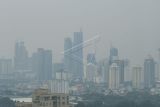 Suasana gedung bertingkat yang terlihat samar karena polusi udara di Jakarta, Rabu (28/9/2022). Berdasarkan data dari situs pemantauan udara AirVisual.com pada Rabu 28 September pukul 15.00 WIB, Jakarta menempati posisi kempat sebagai kota dengan kualitas udara terburuk di dunia dengan indeks kualitas udara di angka 152 atau dalam kategori tidak sehat. ANTARA FOTO/Galih Pradipta/rwa.
