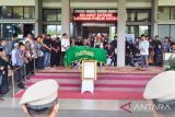 Sebelum dikebumikan, jenazah mantan Wawako Payakumbuh disemayamkan di Balai Kota setempat