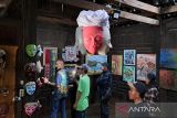 36 seniman pameran seni rupa di arena Festival Lima  Gunung