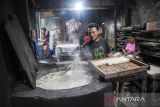 Perajin menyelesaikan produksi tahu di Sentra Produksi Tahu Cibuntu, Babakan Ciparay, Bandung, Jawa Barat, Jumat (30/9/2022). Perajin tahu di Sentra Tahu Cibuntu Kota Bandung mengeluh karena mahalnya kacang kedelai impor yang saat ini sudah mencapai Rp12.800 per kilogram dari harga Rp10.500 per kilogram yang menyebabkan turunnya jumlah produksi. ANTARA FOTO/Raisan Al Farisi/agr