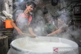 Perajin menyelesaikan produksi tahu di Sentra Produksi Tahu Cibuntu, Babakan Ciparay, Bandung, Jawa Barat, Jumat (30/9/2022). Perajin tahu di Sentra Tahu Cibuntu Kota Bandung mengeluh karena mahalnya kacang kedelai impor yang saat ini sudah mencapai Rp12.800 per kilogram dari harga Rp10.500 per kilogram yang menyebabkan turunnya jumlah produksi. ANTARA FOTO/Raisan Al Farisi/agr