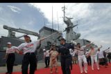 Anggota TNI AL bersama Angkatan Laut Kerajaan Inggris mengikuti gerakan senam Maumere dalam rangkaian menyambut kunjungan Kapal Angkatan Laut Kerajaan Inggris His Majesty's Ship (HMS) Spey di Pelabuhan Benoa, Denpasar, Bali, Jumat (30/9/2022). Kapal perang Inggris yang menjalankan misi di kawasan Indo-Pasifik untuk membantu mengatasi tantangan di sektor keamanan dan mendukung negara-negara dalam mengatasi dampak perubahan iklim tersebut mengunjungi Bali mulai 30 September 2022 hingga 3 Oktober 2022 untuk melakukan pertukaran budaya dengan TNI Angkatan Laut dan anak-anak dari sanggar tari Bali. ANTARA FOTO/Nyoman Hendra Wibowo/nym.