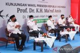 Wakil Presiden Ma'ruf Amin (tengah) didampingi Wakil Menteri Pertanian Harvick Hasnul Qolbi (kedua kiri), Wakil Gubernur Jawa Timur Emil Elestianto Dardak (kedua kanan), dan Bupati Gresik Fandi Akhmad Yani (kiri) berdialog dengan pengusaha sarang burung walet saat kunjungan kerja di Sidayu, Gresik, Jawa Timur, Jumat (30/9/2022). Dalam kunjungan tersebut Wapres meninjau proses pengolahan sarang burung walet dan berdialog dengan perwakilan pengusaha sarang burung walet terkait perluasan pasar ekspor. ANTARA Jatim/Rizal Hanafi/Zk