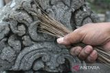 Pekerja membersihkan lumut yang tumbuh di ukiran batuan candi Badut, Malang, Jawa Timur, Kamis (29/9/2022). Perawatan  tersebut rutin dilakukan guna menjaga kelestarian candi. ANTARA Jatim/Ari Bowo Sucipto/zk 