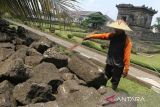 Pekerja membersihkan lumut yang tumbuh di batuan candi Badut, Malang, Jawa Timur, Kamis (29/9/2022). Perawatan  tersebut rutin dilakukan guna menjaga kelestarian candi. ANTARA Jatim/Ari Bowo Sucipto/zk 