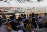 Umat Hindu bersembahyang sebelum melarung abu almarhum saat upacara Ngaben, di Pantai Kenjeran, Surabaya, Jawa Timur, Jumat (30/9/2022). Sebanyak 41 sawa atau rohani leluhur umat Hindu disucikan dalam upacara itu. ANTARA Jatim/Didik Suhartono/zk