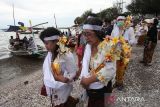 Umat Hindu membawa abu almarhum untuk dilarung ke laut saat upacara Ngaben,  di Pantai Kenjeran, Surabaya, Jawa Timur, Jumat (30/9/2022). Sebanyak 41 sawa atau rohani leluhur umat Hindu disucikan dalam upacara itu. ANTARA Jatim/Didik Suhartono/zk