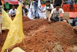 Sejumlah warga berunjuk rasa dengan melakukan aksi kubur diri di halaman Gedung Pusat Pemerintahan Kota Tangerang, Banten, Kamis (29/9/2022). Aksi tersebut dilakukan sebagai penolakan atas rencana digusurnya makam Syekh Buyut Jenggot atau Syekh Tubagus Rajasuta bin Sultan Ageng Tirtayasa yang dianggap sebagai tokoh sejarah dan perjuangan dalam menyebarkan agama Islam di wilayah Banten. ANTARA FOTO/Fauzan/wsj.