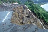 Tanah longsor menyapu jalan saat topan Talas terjang Jepang