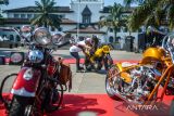 Dua anggota komunitas HDCI memindahkan sebuah motor besar sebelum pembukaan Bandung Bike Festival di Gedung Sate, Bandung, Jawa Barat, Sabtu (1/10/2022). Bandung Bike Festival yang baru kembali diadakan setelah pandemi COVID-19 tersebut diikuti oleh komunitas motor besar dari berbagai kota di Indonesia serta komunitas motor besar dari negara tetangga seperti Malaysia, Singapura dan Brunei. ANTARA FOTO/Raisan Al Farisi/agr