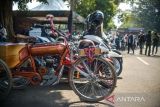 Warga mengamati salah satu motor besar saat acara Bandung Bike Festival di Gedung Sate, Bandung, Jawa Barat, Sabtu (1/10/2022). Bandung Bike Festival yang baru kembali diadakan setelah pandemi COVID-19 tersebut diikuti oleh komunitas motor besar dari berbagai kota di Indonesia serta komunitas motor besar dari negara tetangga seperti Malaysia, Singapura dan Brunei. ANTARA FOTO/Raisan Al Farisi/agr