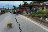 Petugas kepolisian mengecek kondisi sejumlah rumah warga yang rusak akibat gempa yang terjadi di kawasan Pahae Jae, Tapanuli Utara, Sumatera Utara, Sabtu (1/10/2022). Gempa bumi berkekuatan 6.0 SR yang mengguncang wilayah Tapanuli Utara tersebut terjadi sekitar pukul 02.28 dan mengakibatkan satu orang meninggal dunia serta 11 orang luka-luka. ANTARA FOTO/HO/Humas Polres Tapanuli Utara/nym.