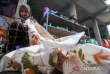 Perajin menyelesaikan batik tulis di salah satu industri batik rumahan, Sarirogo, Sidoarjo, Jawa Timur, Sabtu (1/10/2022). ANTARA Jatim/Umarul Faruq/zk